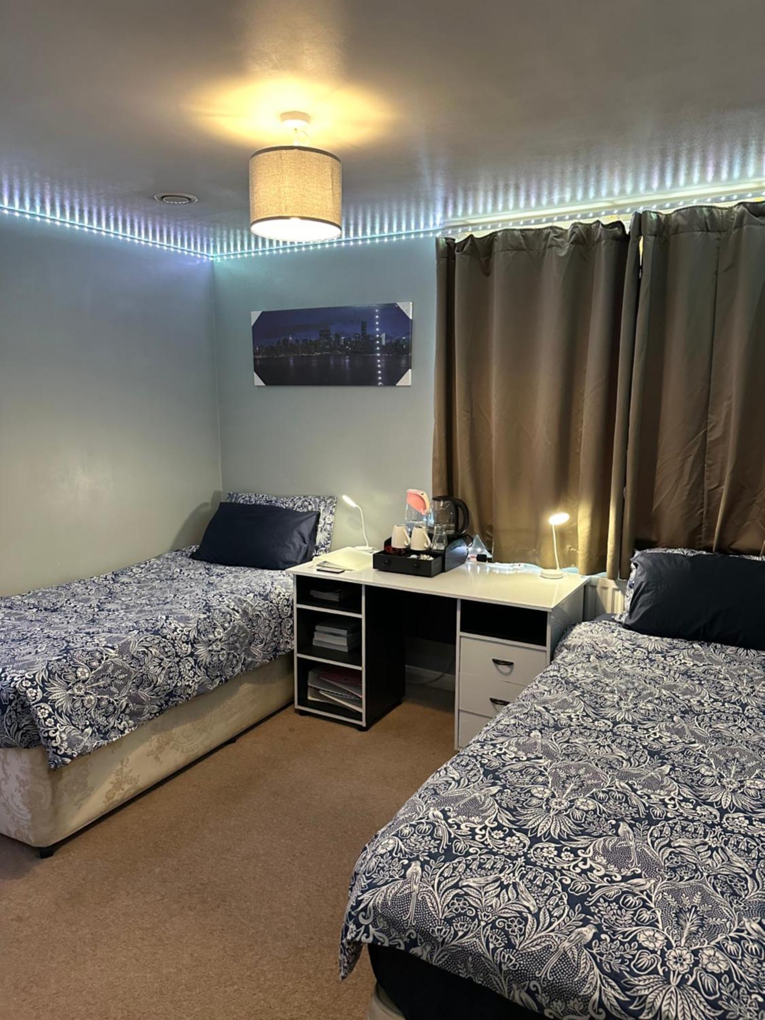 London Gateway Get-Away Apartment Hounslow Exterior photo